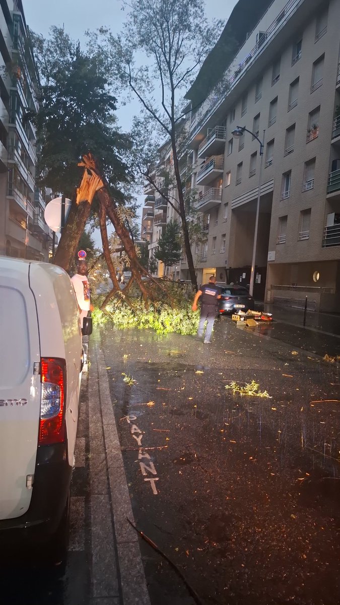 ⚠️ Merci de rester autant que possible à votre domicile. Prudence 🙏
Recensement en cours des dégâts liés à la tempête rapide. #clichy 🌬🌫