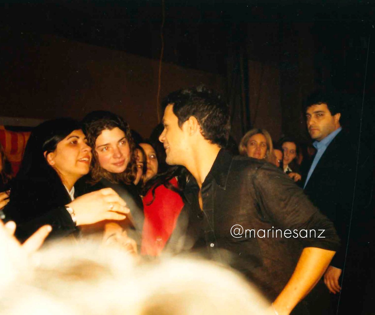 marinesanz's tweet photo. Promoción del disco ‘El Alma al Aire’ en Buenos Aires, Argentina 🇦🇷📺
Agosto del año 2000.
No recuerdo el nombre del programa pero fue la primera foto que me hice con Alejandro junto a él, tenía la cara desencajada de tanto llorar de la emoción.
@AlejandroSanz https://t.co/KpWWCZRzMo