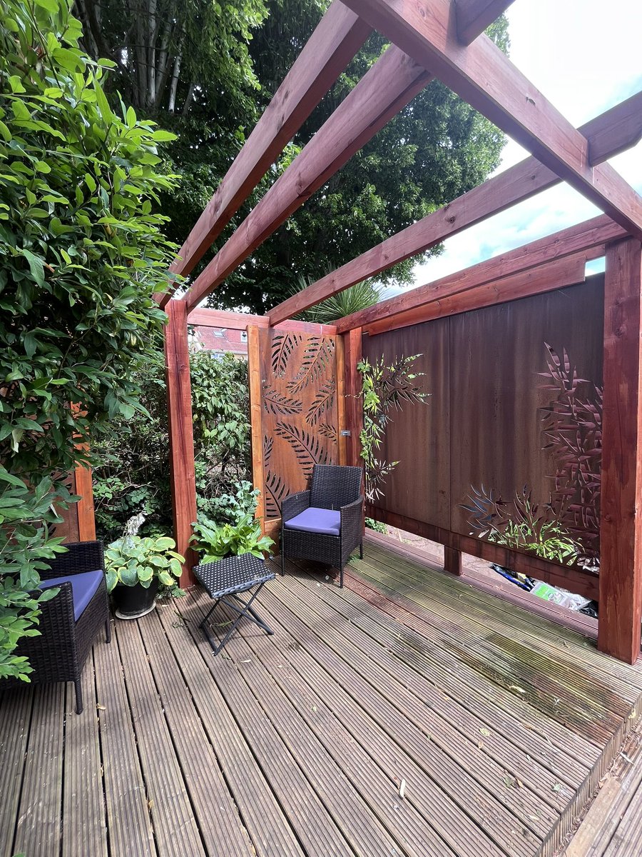 A celebration after finishing the “screen garden” decking area. 15yo “A dream of Scotland” Ledaig finished in Red Wine Barriques. 58.2% &amp; 1 of 422 bots (auction buy).
Big wine influence but the oily, pungent, muscly yet graceful power of the Ledaig punches through. Very nice 😀👍🏼