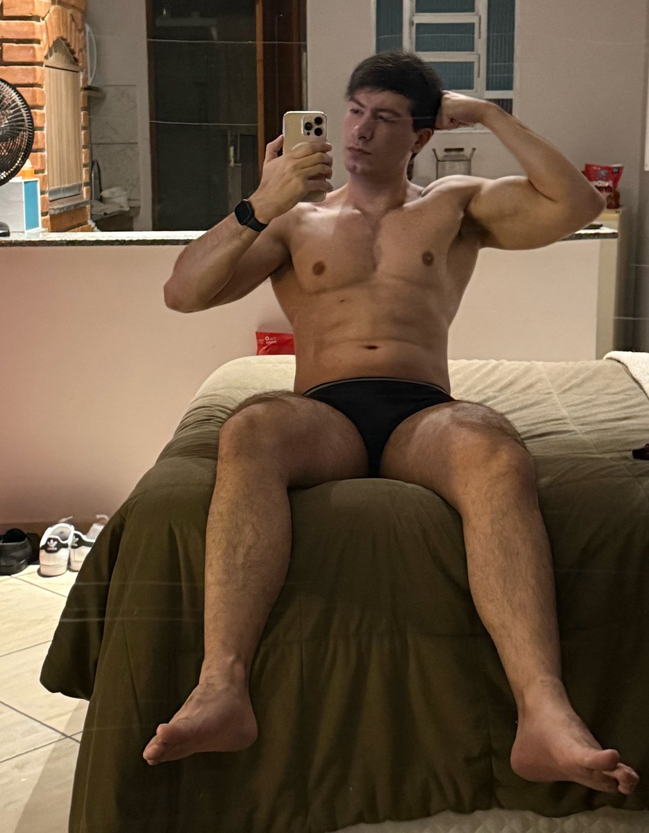 lucastlopes's tweet image. a meta é deixa o braço maior que a cabeça do meu namorado
