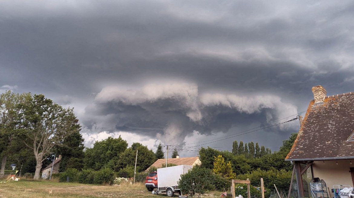 VigipreventionM's tweet image. 🟠⛈️{#Orages}
⛈️: De violentes cellules #orageuses affectent une large partie du territoire, s'étendant du #SudOuest de la #France jusqu'à la #Normandie. 

{📸: @ dr_vaccine à #Montluçon}
{📸: @ChristianBilleau en Basse-#Normandie} 

{@ KeraunosObs}