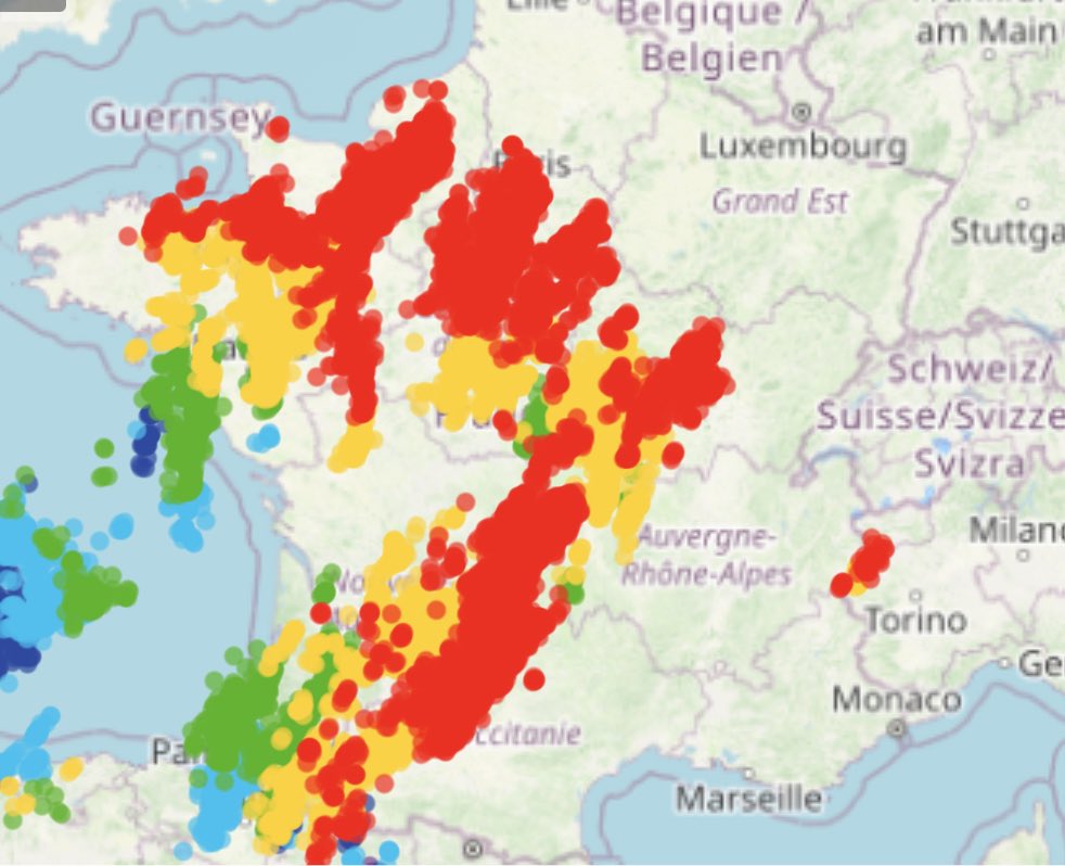 VigipreventionM's tweet image. 🟠⛈️{#Orages}
⛈️: De violentes cellules #orageuses affectent une large partie du territoire, s'étendant du #SudOuest de la #France jusqu'à la #Normandie. 

{📸: @ dr_vaccine à #Montluçon}
{📸: @ChristianBilleau en Basse-#Normandie} 

{@ KeraunosObs}