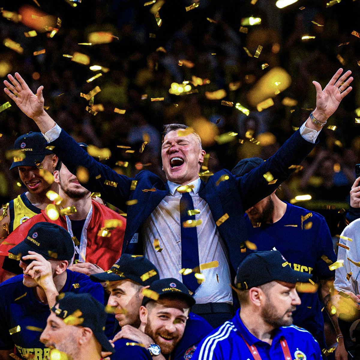 Fenerbahçe Beko, 2015 Real Madrid’den sonra bir sezonu üçlemeyle kapatan ilk takım oldu.

🟡🔵