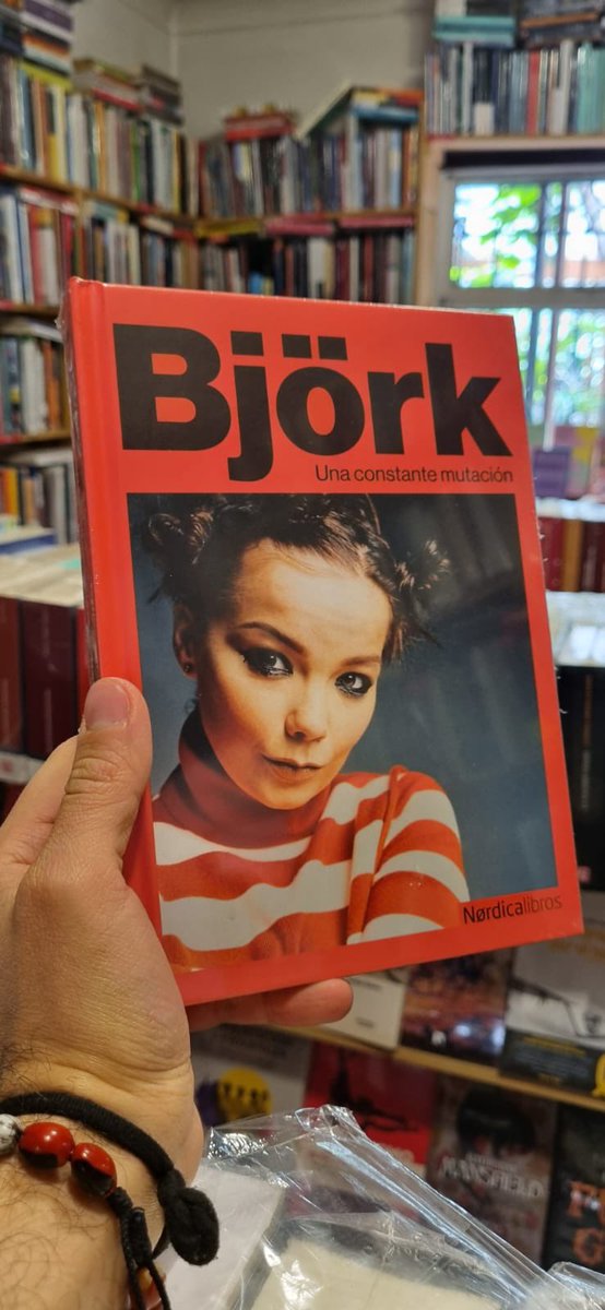 ¿Eres fan de Björk? Descubre la vida y obra de la artista islandesa más icónica. Artículos, entrevistas y análisis para novatos y expertos. ¡Sumérgete en el mundo de Björk y su música experimental! <a href="/Nordica_Libros/">Nórdica Libros</a> libreriacasatomada.com/libro/bjork_76…