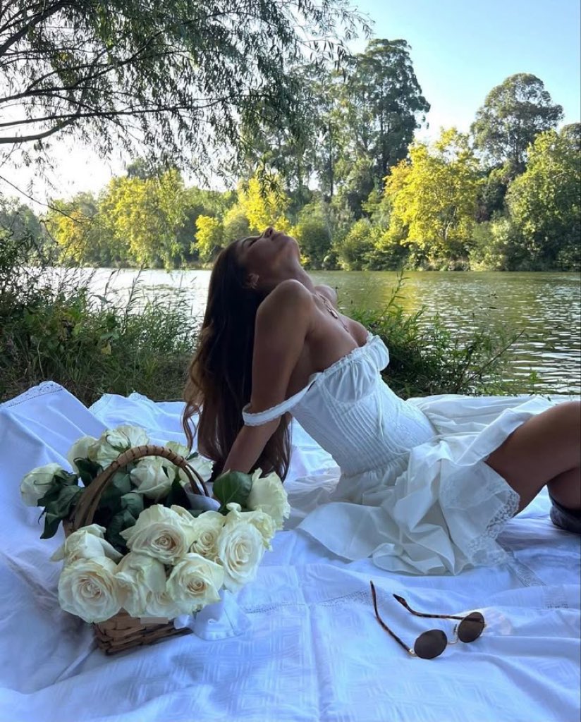 Te amo sin pausa ni reservas, con todo lo que soy y lo que aún no descubro en mí. Y si el mundo alguna vez nos niega, que sepa que lo viví todo en una sola de tus miradas.❀ 
#Miércoles 
#CC