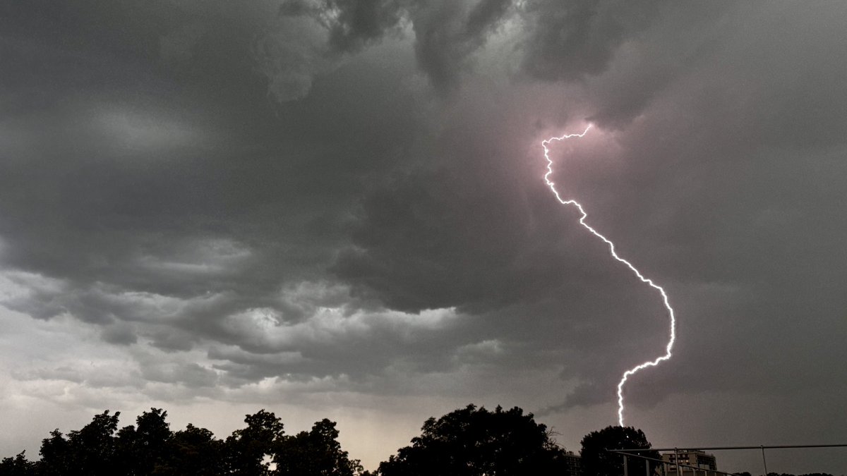 Toujours autant émerveillée devant ce spectacle. #orages #essonne #longjumeau #meteo91