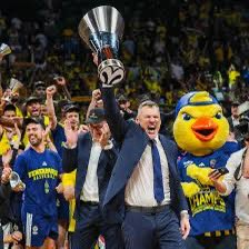 Sarunas Jasikevicius 

6 aylık Fenerbahçe oyuncu kariyeri:
1 Türkiye Lig Şampiyonluğu 🏆 
1 Türkiye Kupası 🏆 

1.5 yıllık Fenerbahçe hocalık kariyeri:
1 Euroleague Şampiyonluğu 🏆 
2 Türkiye Kupası  🏆 🏆
2 Türkiye Ligi Şampiyonluğu 🏆 🏆