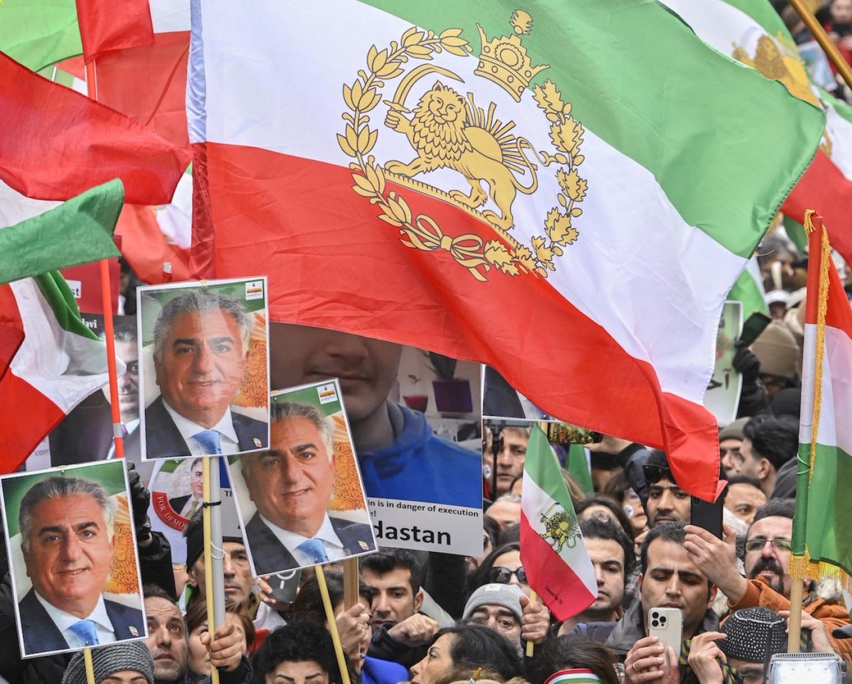 تزریق و پخش ناامیدی دقیقا پروژه عوامل پیدا و پنهان ج.ا است.

وگرنه هر بچه‌ای می‌داند که ج.ا چه ضربات مهلکی در ۱۴ روز اخیر خورده و در ضعیف‌ترین و شکننده‌ترین حالت تمام ۴۷ سال گذشته‌اش هست.

تازه کار ملت ایران شروع شده و با انجام وظیفه خویش یعنی سرنگونی ج.ا با رهبری پهلوی، بلاخره