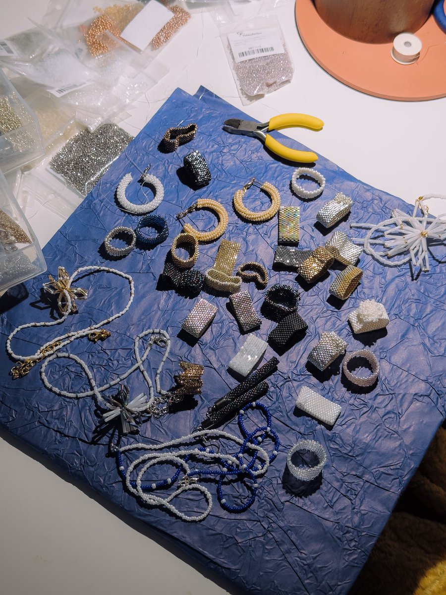 Подала заявку на участие в локальной ярмарке мастеров, особо не надеясь, что они меня возьмут, а они взяли 
А мне продавать нечего 
А ярмарка уже в субботу 
Не разгибаюсь второй день 
🥴🥴