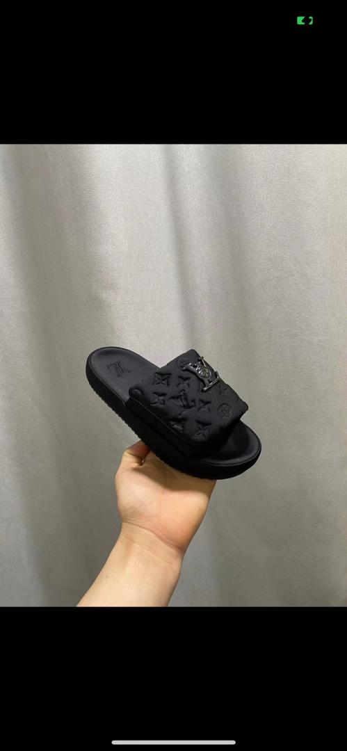 favou67500's tweet photo. +234-9130019690
Footwears just going for 12k pere 😌
Don't break the bank and get this beauty for yourself ❤️ 
#footwears #slippers #WomenFashion #SmallBusinessSupport #SmallBusiness #BusinessOwners #footwearsforladies https://t.co/kJIQGR6ZE2
