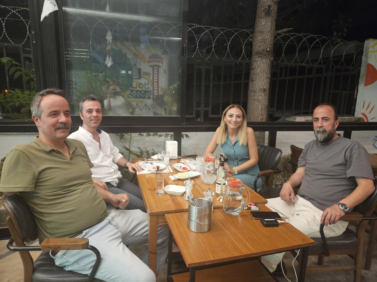 Engin Koyuncu (@e_koyuncu) on Twitter photo Dostlara, Yoldaşlara Uğur Dileklerimle.
Kesilmiş bir kol gibi
omuz başımızdaydı boşluğun...
Hoş geldin!
Ayrılık uzun sürdü.
Özledik.
Gözledik...
Hoş geldin!
<a href="/GizayDulkadir/">Av. Gizay Dulkadir</a>
<a href="/veli_sacilik/">Veli Saçılık</a>
<a href="/AybasOzgur/">Özgür Aybaş</a> Dostlara, Yoldaşlara Uğur Dileklerimle.
Kesilmiş bir kol gibi
omuz başımızdaydı boşluğun...
Hoş geldin!
Ayrılık uzun sürdü.
Özledik.
Gözledik...
Hoş geldin!
<a href="/GizayDulkadir/">Av. Gizay Dulkadir</a>
<a href="/veli_sacilik/">Veli Saçılık</a>
<a href="/AybasOzgur/">Özgür Aybaş</a>