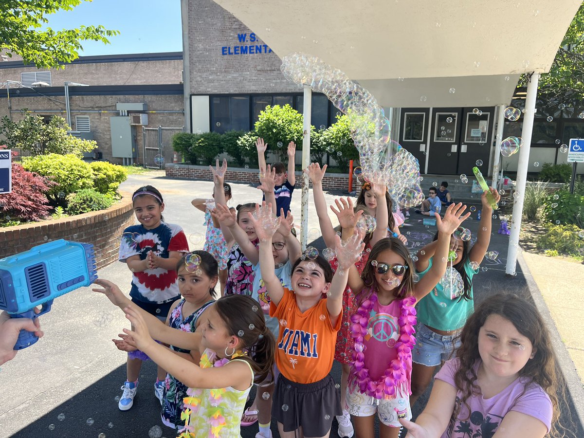 Ending our amazing school year together with a beach party 🏖️☀️🌺🐠🥰 🫧  <a href="/School9E/">School 9E</a>