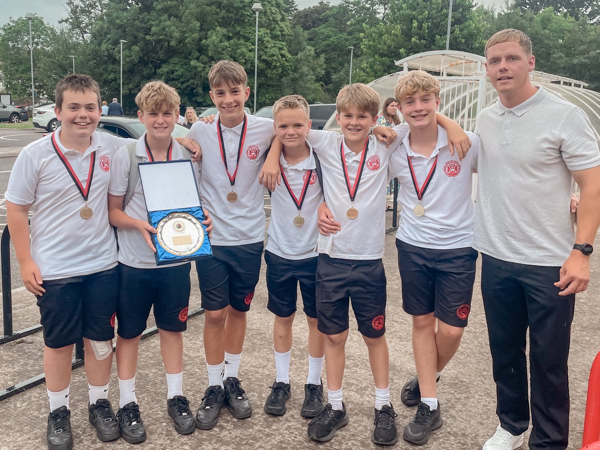 LlanishenU13s's tweet photo. Congrats to our @OfficialCHS Lions! Yr7 individual awards both going to young lions and this group also picking up the Team of the Year! 🏆 Massive thank you to @MrSullivanCHS and @PEatCardiffHigh for organising a great event. Thanks to @laurenevans07 for supporting as well!👏🏻 🦁 https://t.co/XLrgeVwd3G