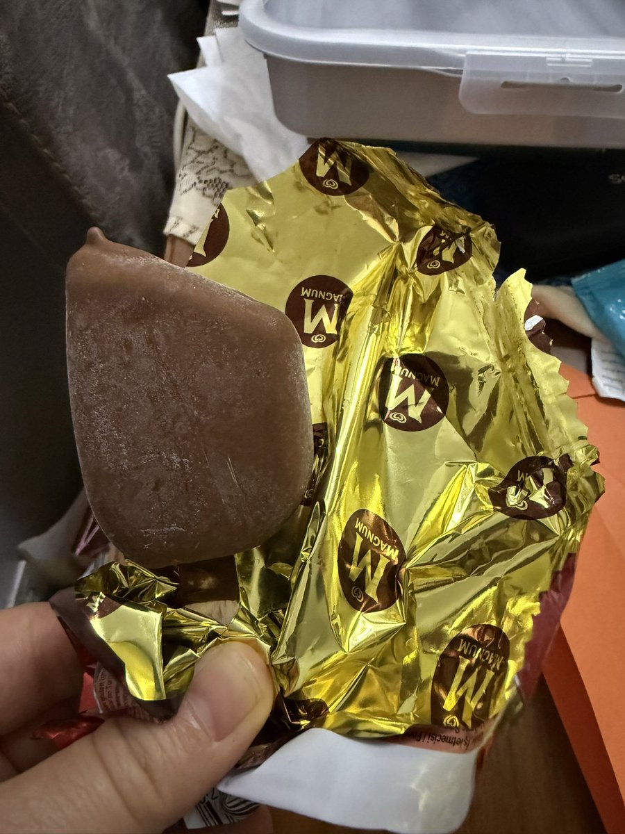 Kelimeler kifayetsiz… <a href="/MagnumTurkiye/">Magnum Türkiye</a> #DoubleÇikolata paketinden çıkan dondurmanın boyutuna bakar mısınız? Müşteriyle dalga mı geçiyorsunuz? Üretim denetimi yapmıyor musunuz? Ya da özellikle mi yapıyorsunuz? <a href="/AlgidaTurkiye/">Algida Türkiye</a>