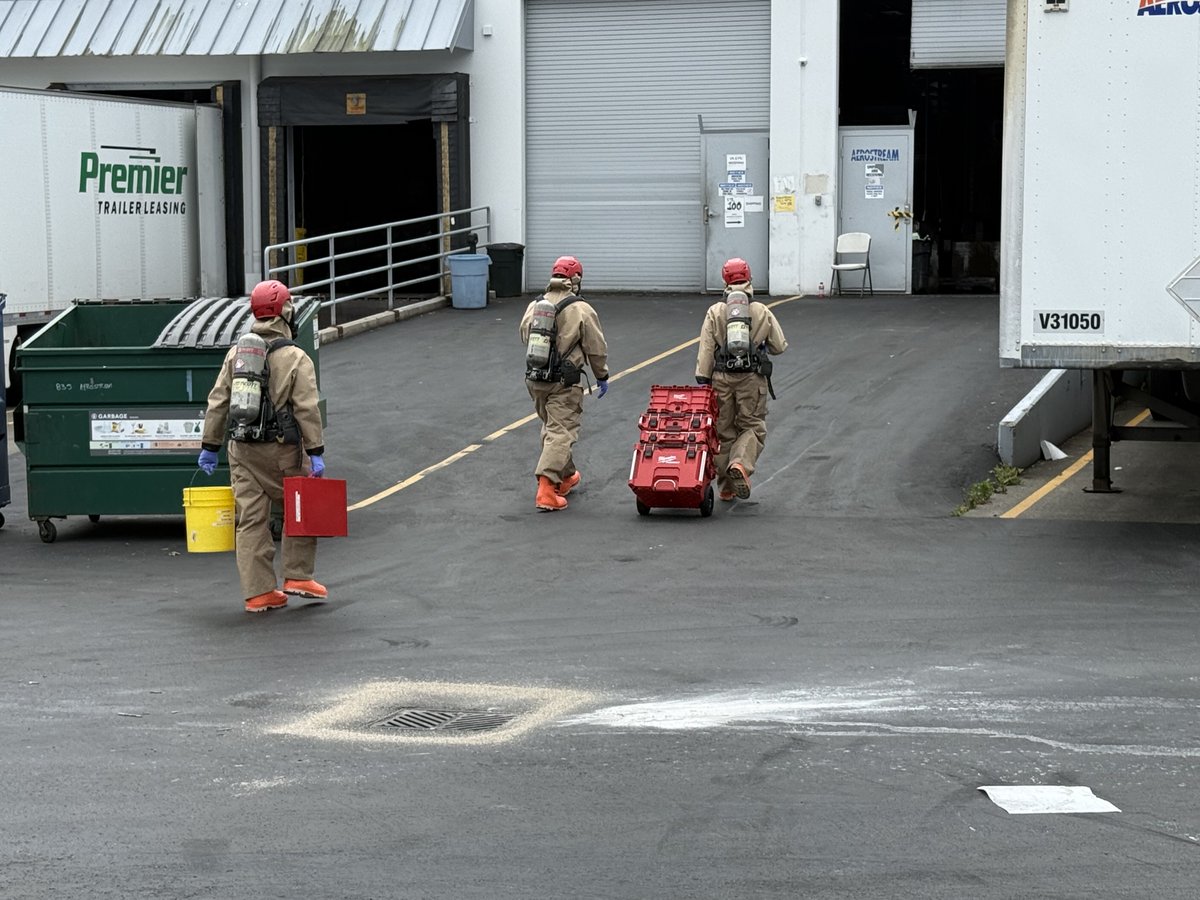 ZONE3PIOs's tweet image. Hazardous materials technicians, wearing fully encapsulated suits have entered the trailer to investigate the cause of the leak.