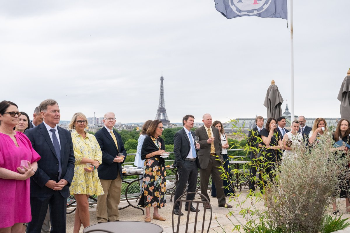 Bombardier's tweet image. Le #SalonDuBourget2025 a offert une excellente occasion d’organiser une réception productive la semaine dernière. Sur fond de vues imprenables sur le centre-ville de Paris, l'équipe de #BombardierDéfense a échangé avec des partenaires clés et des défenseurs de l’industrie.

Nous