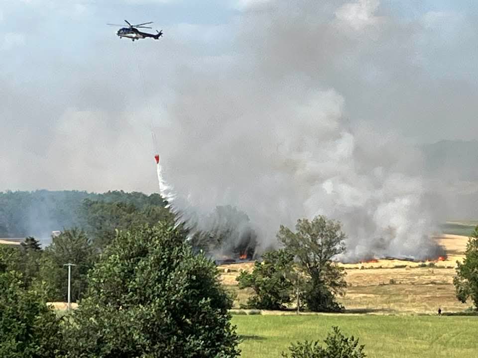 asso_psfdf's tweet photo. 🔥 L'#incendie de #Lorlanges est désormais fixé après avoir parcouru 55 hectares.
🚒 Jusqu'à 104 sapeurs-pompiers ont été mobilisés sur place, appuyés par un hélicoptère bombardier d'eau lourd ayant effectué 17 largages
__
🚫Évitez le secteur
🚒Facilitez l'accès aux secours https://t.co/KyyAltPJJ6