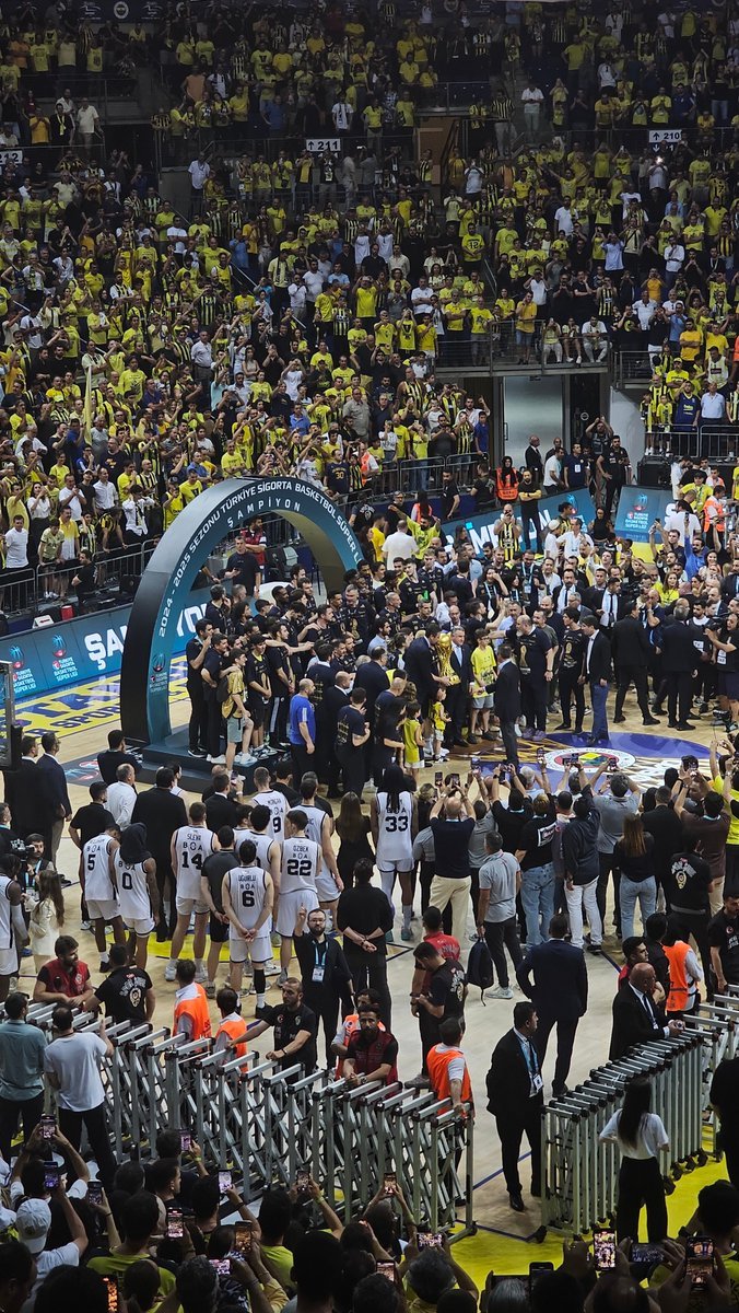 ✅ HELAL OLSUN!

👏 Beşiktaşlı oyuncular, Fenerbahçe kupayı alana kadar sahada bekledi, ve onları tek tek alkışladı! <a href="/BJK_Basketbol/">Beşiktaş GAİN</a>