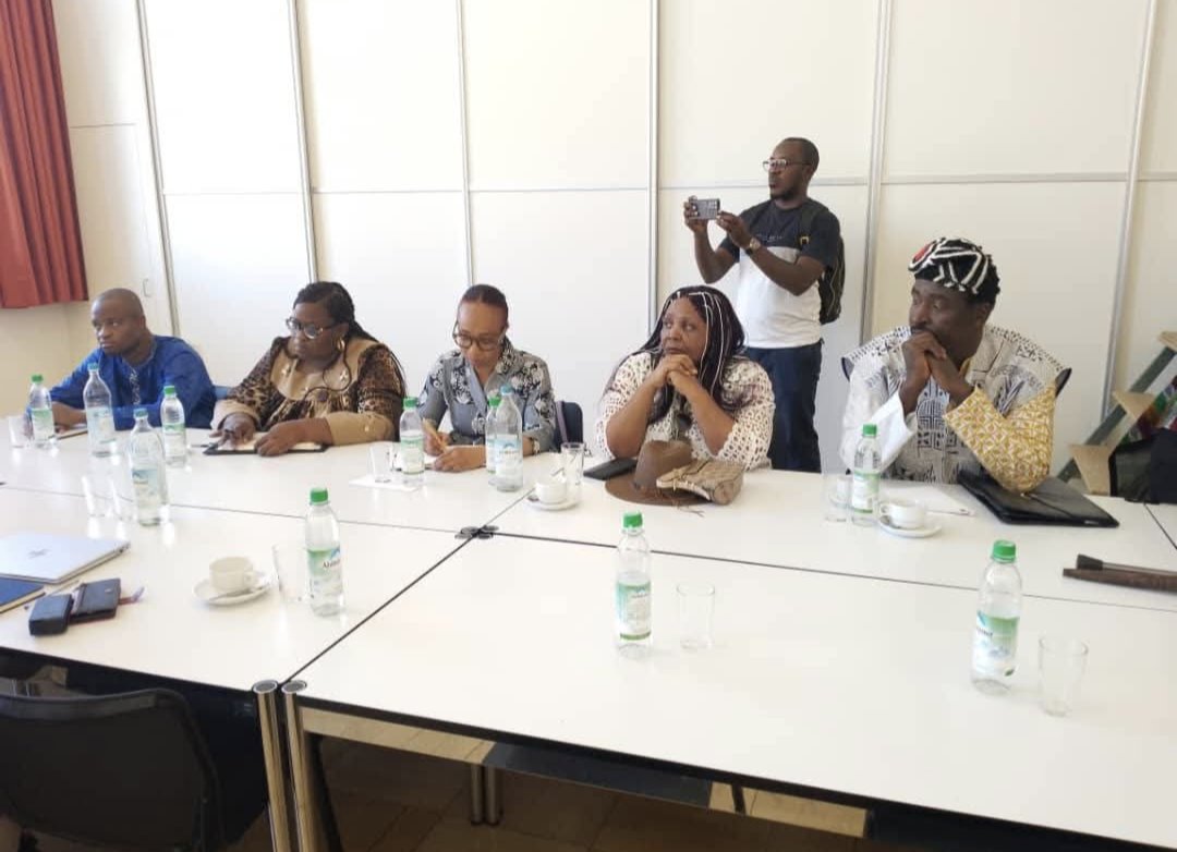 Ministère des Arts et de la Culture 🇨🇲 (@minac237) on Twitter photo Une délégation du Comité interministériel chargé du rapatriement des biens culturels issus du contexte colonial séjourne actuellement à Munich. Conduite par le SG du Minac Blaise Jacques Nkene, la délégation a pour mission d'assurer une restitution effective.
<a href="/joDionNgute/">PM - Dion Ngute - CMR</a> Une délégation du Comité interministériel chargé du rapatriement des biens culturels issus du contexte colonial séjourne actuellement à Munich. Conduite par le SG du Minac Blaise Jacques Nkene, la délégation a pour mission d'assurer une restitution effective.
<a href="/joDionNgute/">PM - Dion Ngute - CMR</a>
