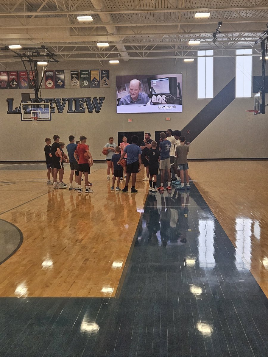 lbavikinghoops's tweet photo. Smaller group this afternoon but they were able to get a lot done!! Thank you again to @CoachBarnes1 @JRD_Huskers @gvbacademy the kids had a great time,  can't wait to have you come out again! https://t.co/I0N7hUgreM