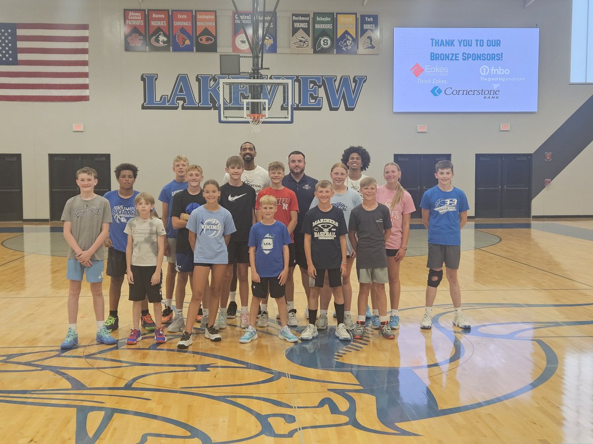 lbavikinghoops's tweet photo. Smaller group this afternoon but they were able to get a lot done!! Thank you again to @CoachBarnes1 @JRD_Huskers @gvbacademy the kids had a great time,  can't wait to have you come out again! https://t.co/I0N7hUgreM