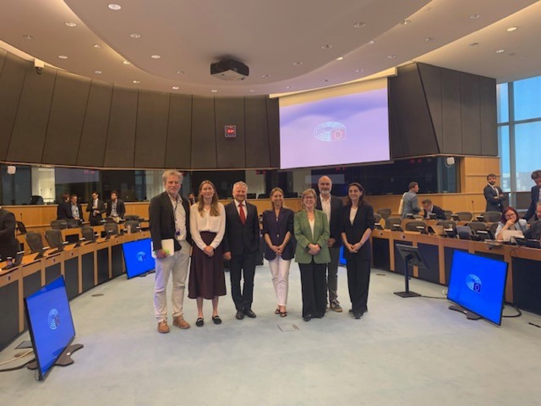 👏 Deal! 

On nous avait dit que c’était impossible mais nous l’avons fait! 

Nous avons trouvé un accord sur « CMDI », le cadre pour la gestion des crises bancaires et la garantie des dépôts. 

Nous restons engagés pour protéger les européens de toute crise bancaire.