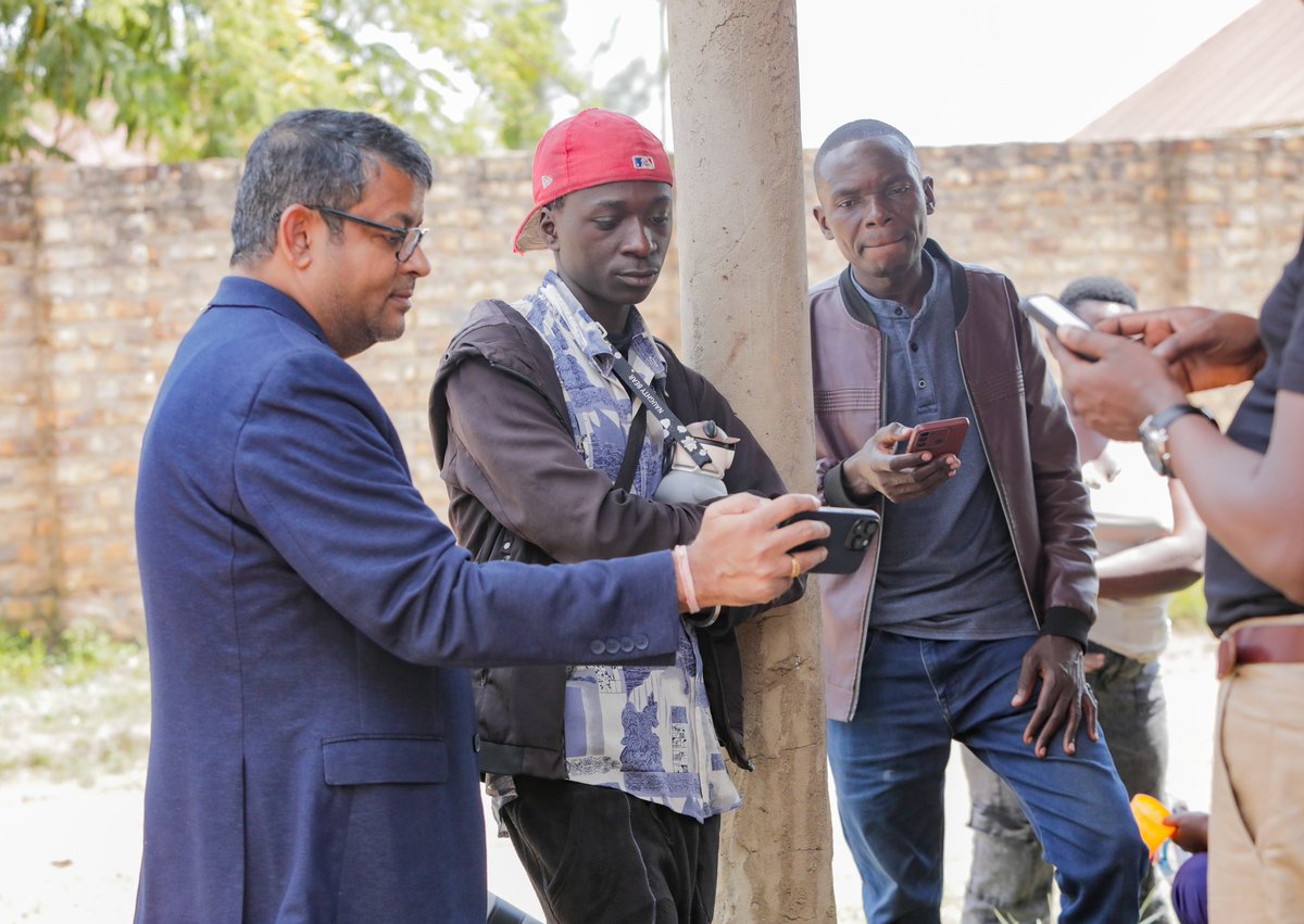 AirtelUGMD's tweet photo. KASSANDA: Now, with super fast @Airtel_Ug network.

Today, i visited our customers and agents in Kassanda, where we have added new sites to our network. 

The quality of calls, data experience has greatly improved supporting businesses to connect affordably. https://t.co/ZklIqArspC