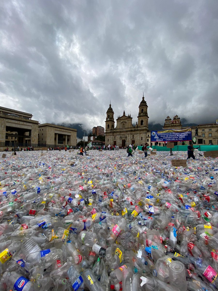 soyluisgabriel1's tweet photo. 🚯🪰 Cientos de recicladores protestaron regando miles de botellas plásticas en la Plaza de Bolívar en #Bogota.

Denuncian condiciones laborales precarias y la caída en el valor del PET. Exigen una reunión urgente con el Gobierno Nacional. 🇨🇴 #Colombia https://t.co/kYfKmGFdWb