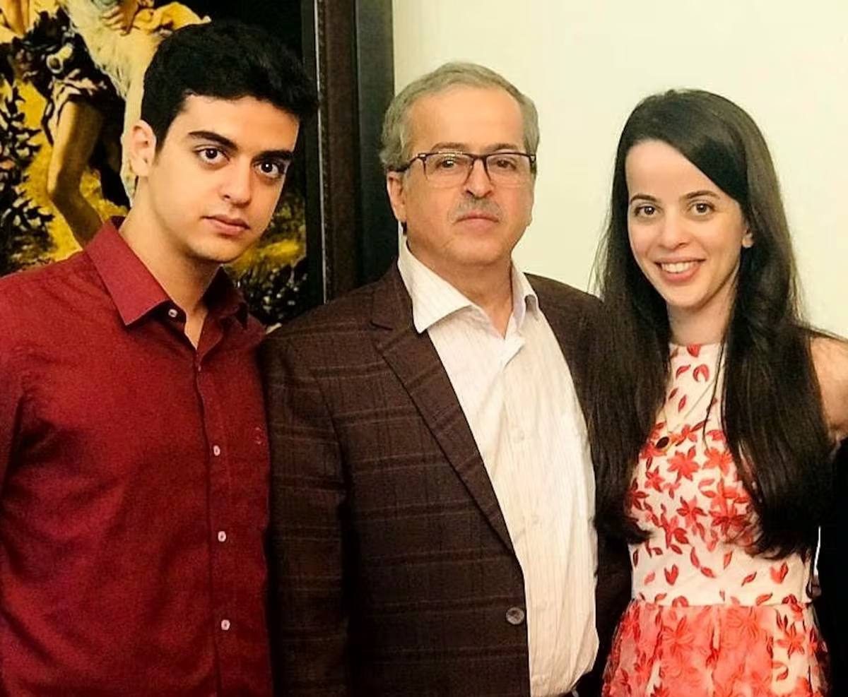 Hoseen34402's tweet photo. تداوم بی‌خبری از علی یونسی، دانشجوی نخبه ربوده‌شده از زندان اوین
آیدا یونسی، خواهر #علی_یونسی  کرد که شش روز است هیچ خبری از برادرش و پدرش، میریوسف یونسی، که او نیز در اوین محبوس است، ندارد
#زندانیان_سیاسی 
#قيام_تا_سرنگونى https://t.co/E8lmh2JQZ8