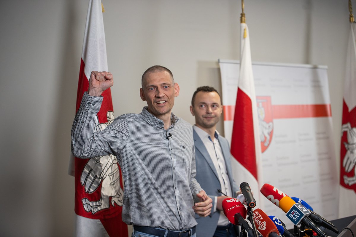 Franak Viačorka (@franakviacorka) on Twitter photo At his first press conference after his release, Siarhei <a href="/tsikhanouski_s/">Siarhei Tsikhanouski</a> made several important statements. Shortly 🔽
🔺On <a href="/Tsihanouskaya/">Sviatlana Tsikhanouskaya</a>'s leadership: “The leader of the opposition is Sviatlana Tsikhanouskaya, my wife. And I'm not claiming anything here”.
🔺On <a href="/ZelenskyyUa/">Volodymyr Zelenskyy / Володимир Зеленський</a>: At his first press conference after his release, Siarhei <a href="/tsikhanouski_s/">Siarhei Tsikhanouski</a> made several important statements. Shortly 🔽
🔺On <a href="/Tsihanouskaya/">Sviatlana Tsikhanouskaya</a>'s leadership: “The leader of the opposition is Sviatlana Tsikhanouskaya, my wife. And I'm not claiming anything here”.
🔺On <a href="/ZelenskyyUa/">Volodymyr Zelenskyy / Володимир Зеленський</a>: