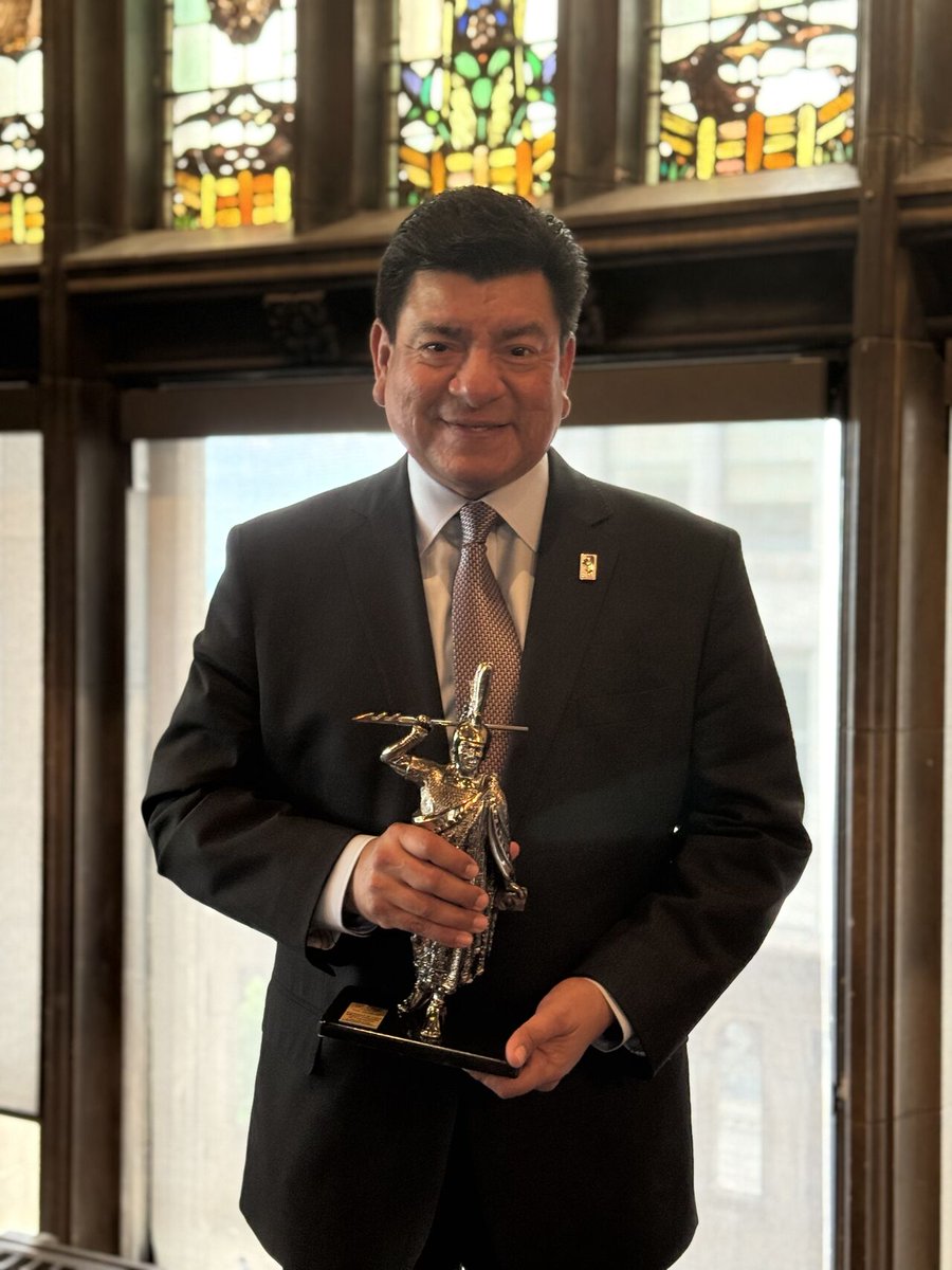 We’re SO proud to spotlight Lou Sandoval, one of our Angeles Investors members, for receiving the Cuauhtémoc Leadership Award from the National Latino Education Institute (NLEI)! 🙌

From empowering the Latino community through business leadership, board service, &amp; thought
