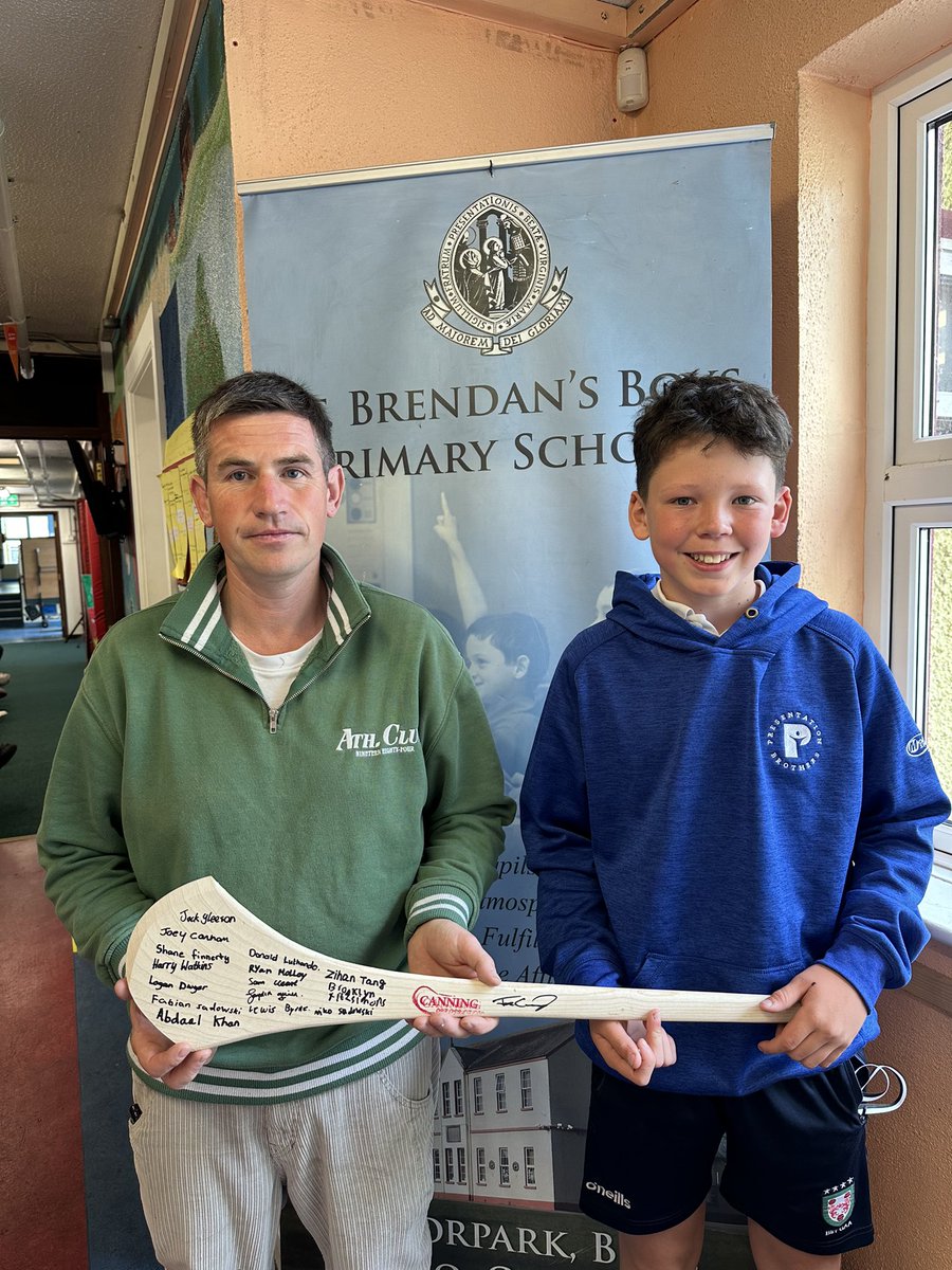 The 6th class boys also presented Mr Kennedy with a gorgeous canning hurl signed by Joe - and signed by all the 6th class hurlers !! A lovely token of appreciation and something to be treasured for sure 👍 Thank you Joey and boys 🙏