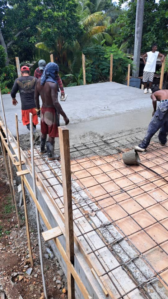 Proceso de hormigonado en obra de vivienda social.

#ESEDIP_Dirige