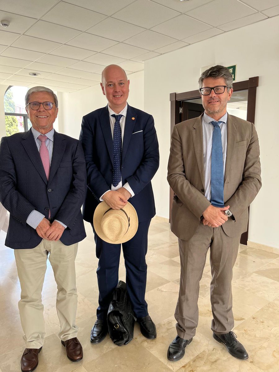 Defensa de tesis doctoral de D. José Reyes Gutiérrez sobre el Regimen jco de los servicios públicos de empleo en España. Presidente: Javier Calvo; Secretario: Juan A. Carrillo; Vocales: M.A. Glez Bustos; J.R. Fuentes Gaso; María Salas Porras.