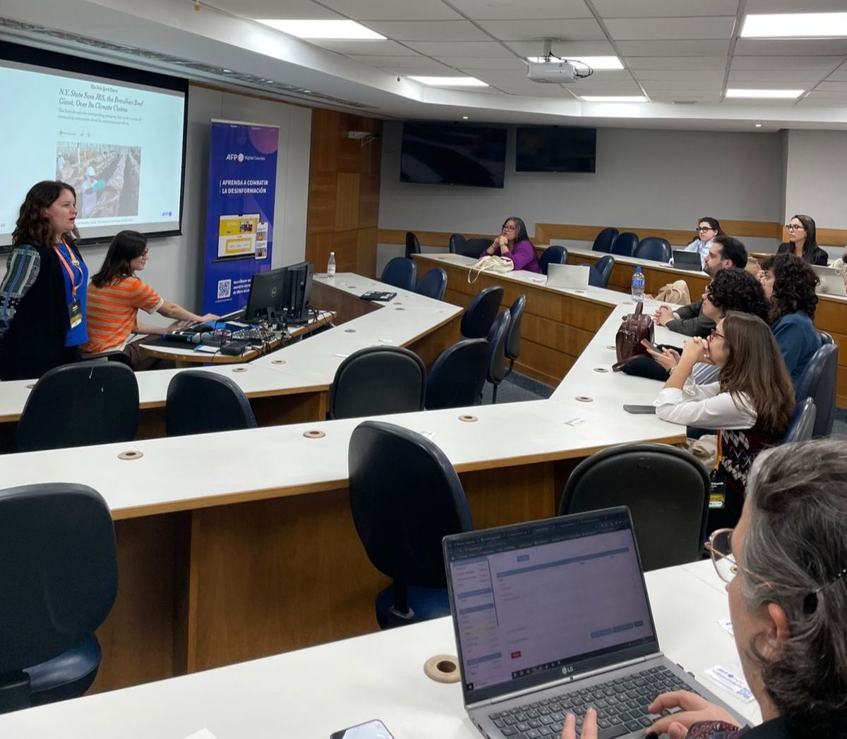 AfpFactual's tweet photo. #GlobalFact12

🗓️Todo listo para nuestro taller de hoy (16h30) sobre Greenwashing.

Si no puedes asistir, descubre el curso en línea de acceso libre➡️ https://t.co/VXugJ1GaXk https://t.co/BbhqegwM7X