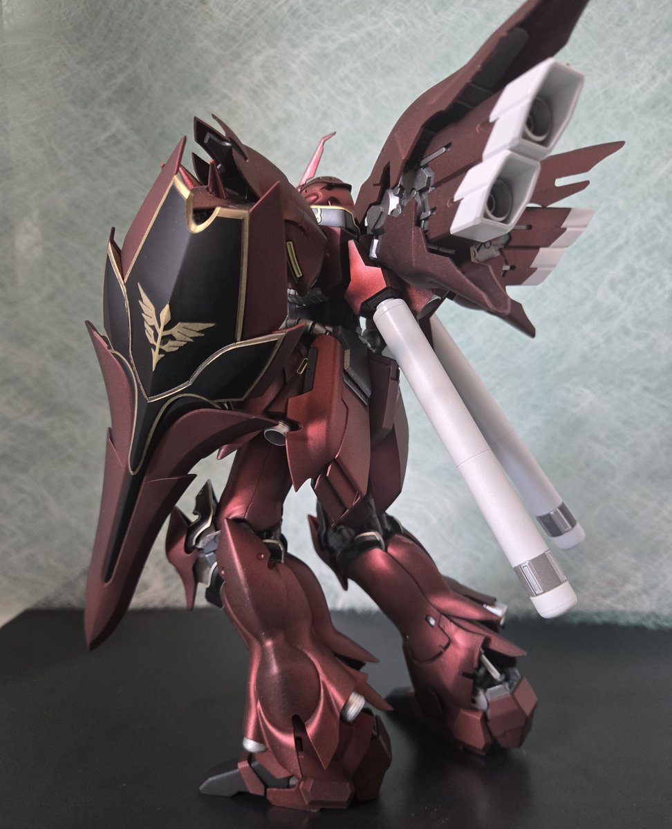 Ever reverse wash a kit?  This was Rob's first attempt at a reverse wash and it came out great!

Kit: MG 1/100 Sinanju
Builder: @RobSadlerDesigns (IG)