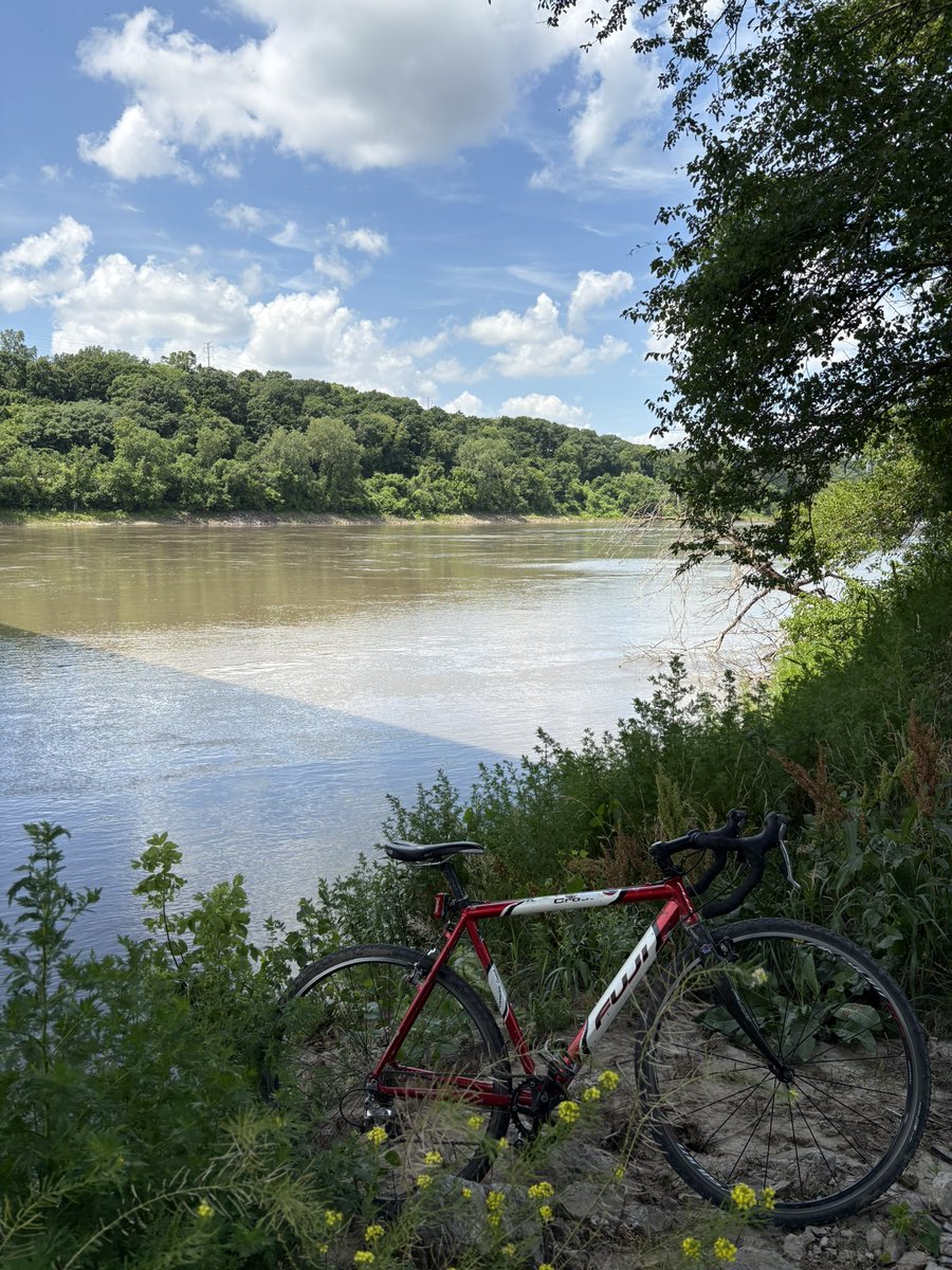 gwoodEDU's tweet photo. Parkville 
#redfuji @FujiBikes #fujibikes @parkvillemo https://t.co/YtAWNvc1cc