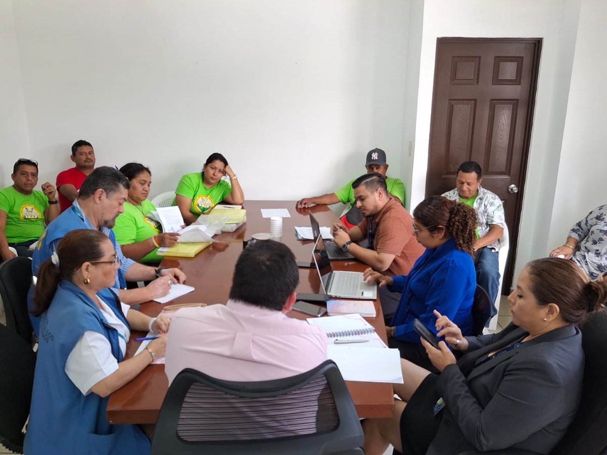PDDHElSalvador's tweet photo. Cumpliendo instrucciones de #ProcuradoraDDHH @RaqueldeGuevara, Adjunta #DESCA, a través del Departamento #DOPAC, facilitó mesa de diálogo en el Distrito de Cuscatancingo para abordar temas relacionados con los derechos Económicos, Sociales, Culturales y Ambientales. #CulturaDePaz https://t.co/36v2ctUjhg