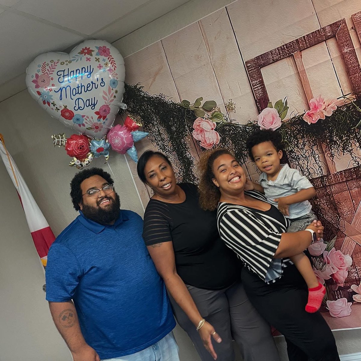 NikkiLewis37's tweet photo. This past Mothers and Father’s Day! It’s been hectic time so just now getting around to post! #mothersday #fathersday #photo #family https://t.co/2RE65nv9n1