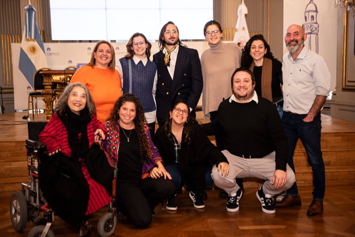 Encontrarse en la Diversidad (@fundencontrarse) on Twitter photo Disertaron: <a href="/AryDorfman/">Ariel Dorfman</a>, María Bulla, <a href="/EstebanPaulon/">Esteban Paulón 🌈</a>, Javier Surasky, Mercedes Flores y Alex LLamazares en la moderación.
🌱 En tiempos difíciles, estos espacios se vuelven más necesarios que nunca. Encontrarnos es el primer paso para transformar.
#Diversidad #Dialogo
2/2 Disertaron: <a href="/AryDorfman/">Ariel Dorfman</a>, María Bulla, <a href="/EstebanPaulon/">Esteban Paulón 🌈</a>, Javier Surasky, Mercedes Flores y Alex LLamazares en la moderación.
🌱 En tiempos difíciles, estos espacios se vuelven más necesarios que nunca. Encontrarnos es el primer paso para transformar.
#Diversidad #Dialogo
2/2