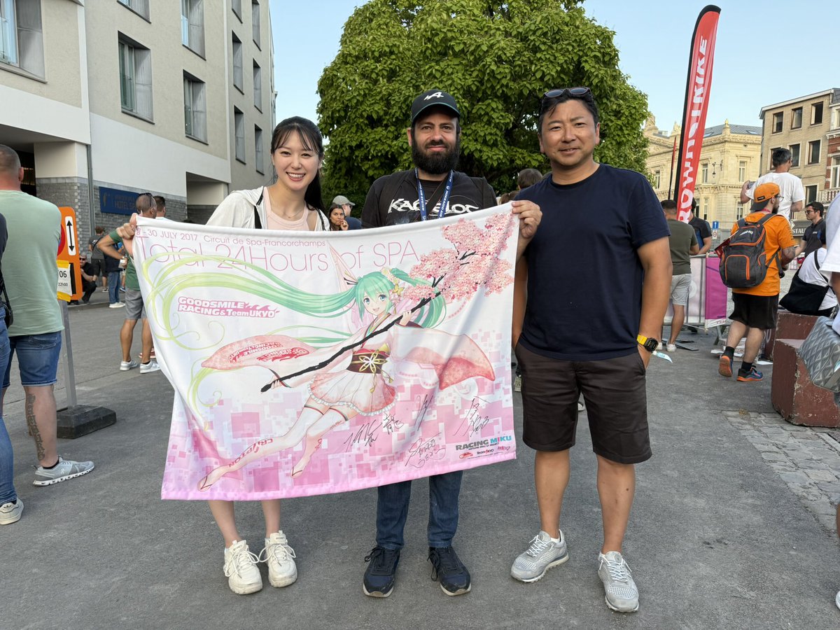 goodsmileracing's tweet photo. Spaのパレードは2019年の時より格段に観客が増えていて、大盛り上がりでした。やっぱりSpaの雰囲気は特別ですね。ヨーロッパのGSRファンもたくさん来てくれましたよ（う）#fightgsr #fightgsrspa https://t.co/jm3dVRRx1x