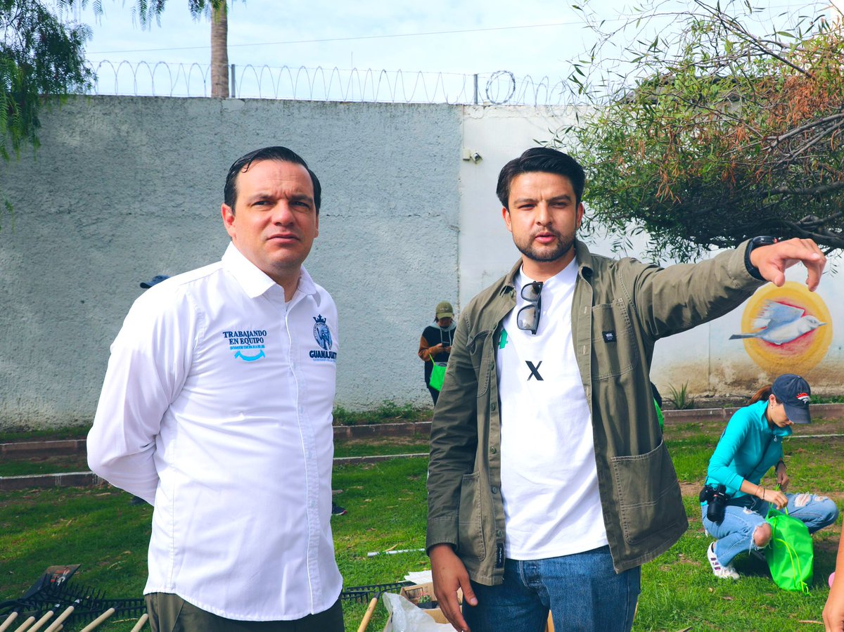 PonchoAcosta96's tweet photo. Los bosques no se plantan con gritos ni con tinta. Se hacen con manos, acuerdos y tierra.

El Parque Miyawaki no nació del ruido. Nació del diálogo.

Allá afuera. Donde las cosas de verdad crecen. https://t.co/5qH8QpuvNf