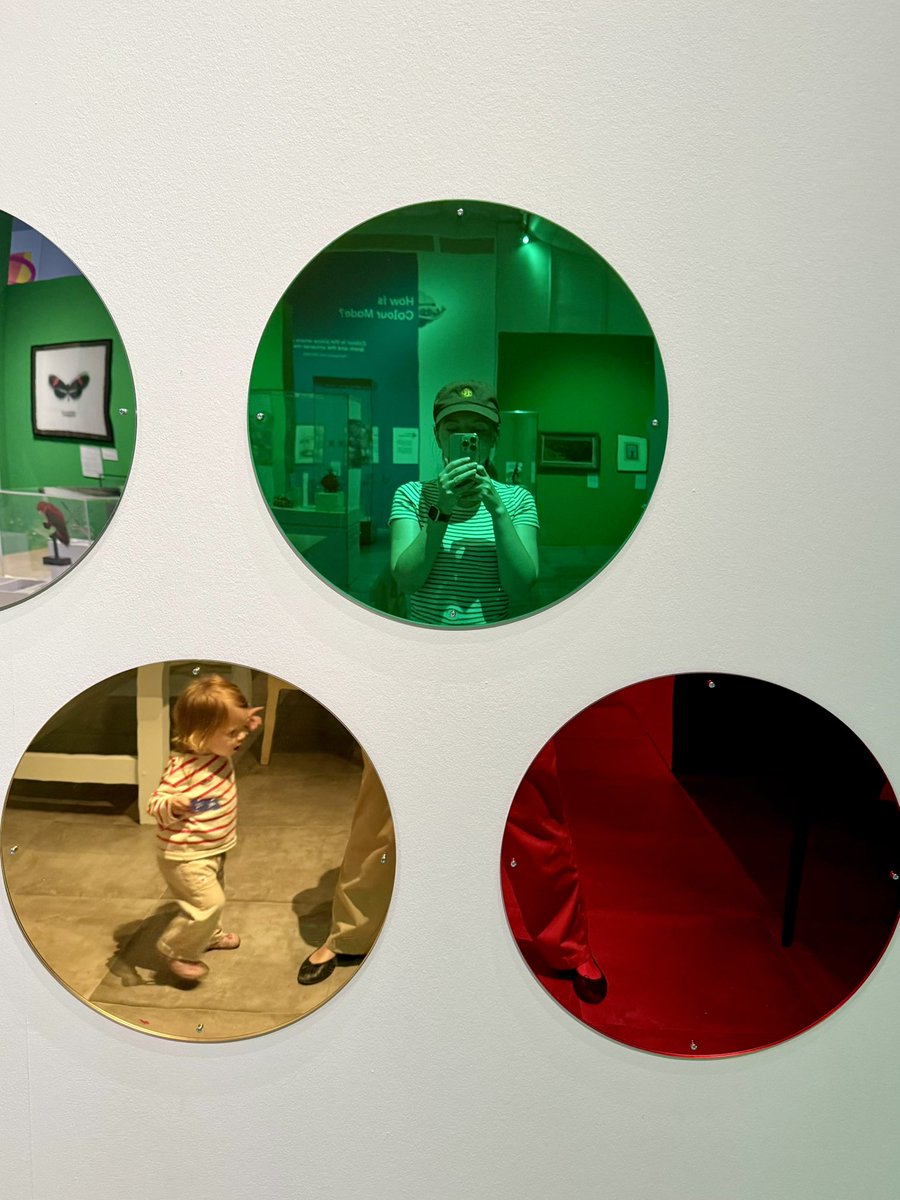 _alinatrifan's tweet image. girls wear stripes