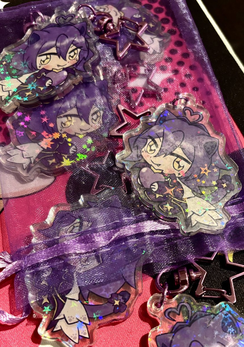 JasoraBluestar's tweet photo. My onlineshop is finally open
◥(⃔*`꒳´* )⃕◤💜Link is in my bio!
Here you can order signed cosplay prints,photosets and soon mahoako keychains from me✨
More will follow~
#gushingovermagicalgirls #cosplay
#魔法少女にあこがれて #nekopara #azulane #merchandise
#selfemade https://t.co/14nx0EuPy0