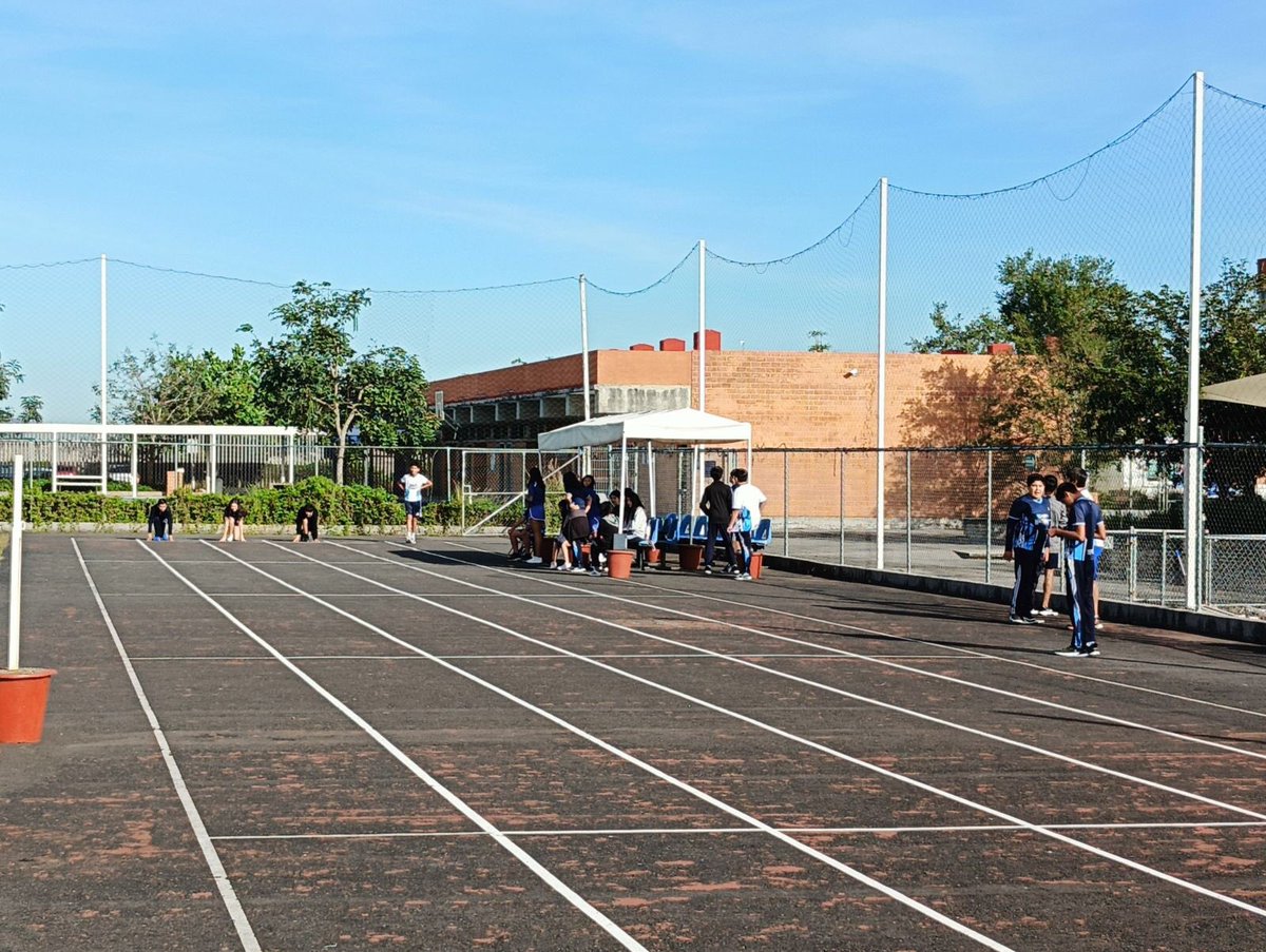 Nuestros alumnos de 6to de primaria registraron sus resultados de pruebas físicas y técnicas de handball con un archivo interactivo en #Numbers. Evaluamos abdominales, carrera de velocidad y habilidades del juego. Tecnología al servicio del deporte. #AppleTeacher #somosSCB
