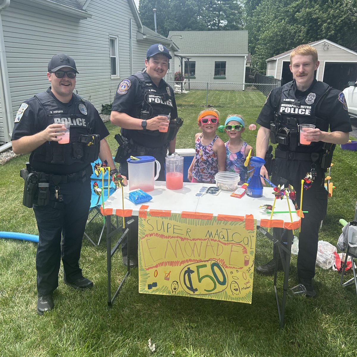 IMPDNW's tweet image. ☀️ Hot day? Just add lemon 🍋💦
Officers swung by Charlotte & Addison’s ‘Super Magical’ lemonade stand and gave it a ⭐️⭐️⭐️⭐️⭐️ rating!
Not only did the lemonade hit the spot, but the service was top-tier. 😎👏
#TheGreatNorthwest