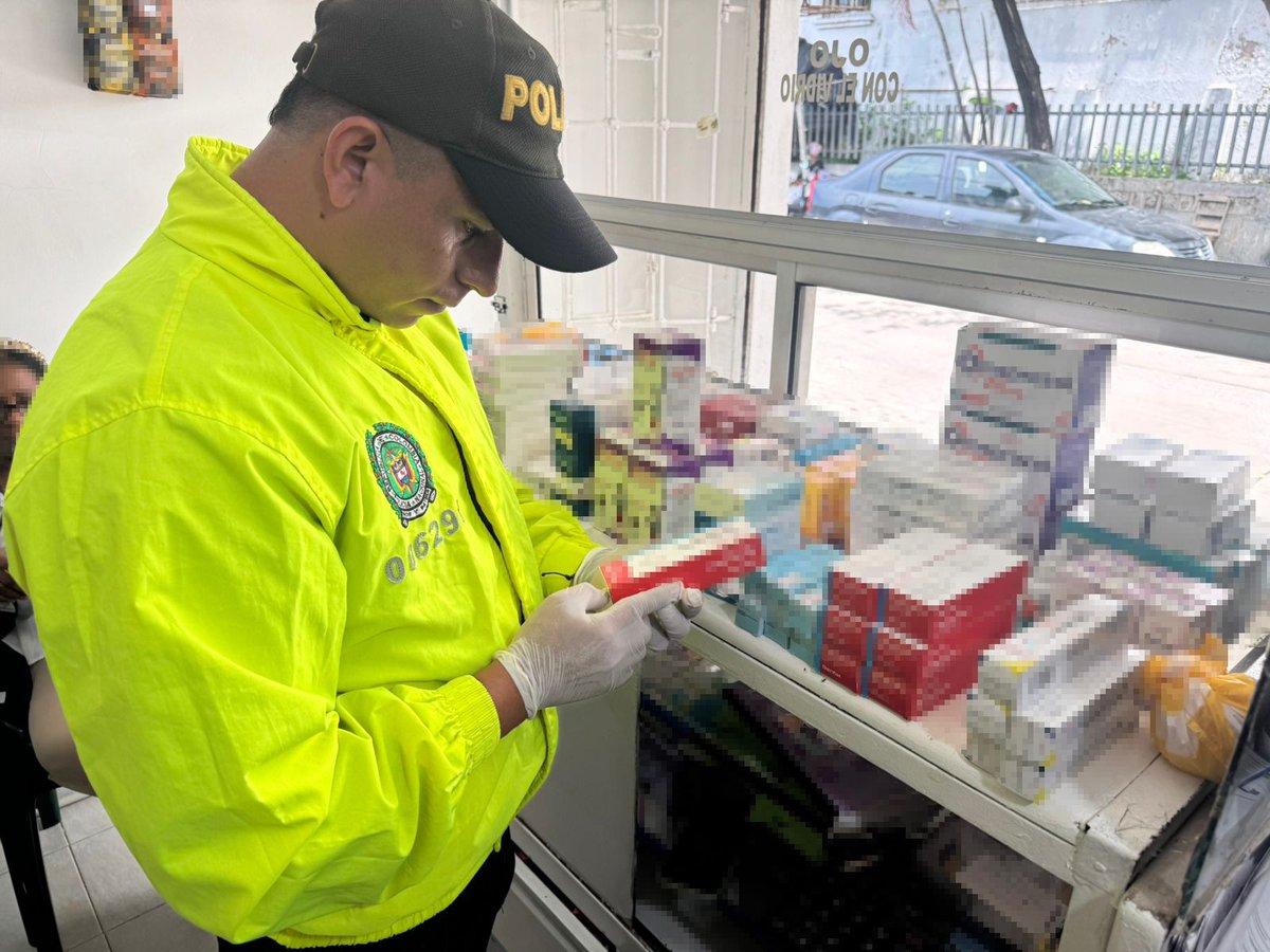 PoliciaAduanera's tweet photo. En el despliegue de operativos simultáneos con @FiscaliaCol en #SantaMarta, #Cartagena, #Ipiales y #Medellín, logramos 7 capturas, incautaciones avaluadas en $1.125.713.221 y afectaciones directas al contrabando. Reafirmamos nuestro compromiso en la protección económica del país. https://t.co/Ziti1udvHB
