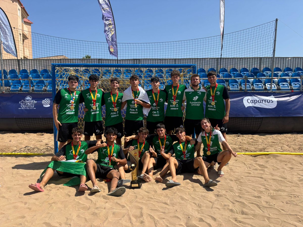 BaseBMLosDolmen's tweet photo. 🥇🤾🏻‍♂️ Enrique Pérez, jugador de nuestro equipo #JuvenilMasculino, campeón de España con la #SelecciónEspañola de #balonmanoplaya en el @CESABMPLAYA25!!

Enhorabuena máquina!! 👏🏻👏🏻

#CESAbmplaya2025 
#VámosDólmenes
#orgullodecantera 
#CESABMPlaya2025 
@FAndaluzaBM 
@FABM_Malaga https://t.co/KJIb1AFXdB