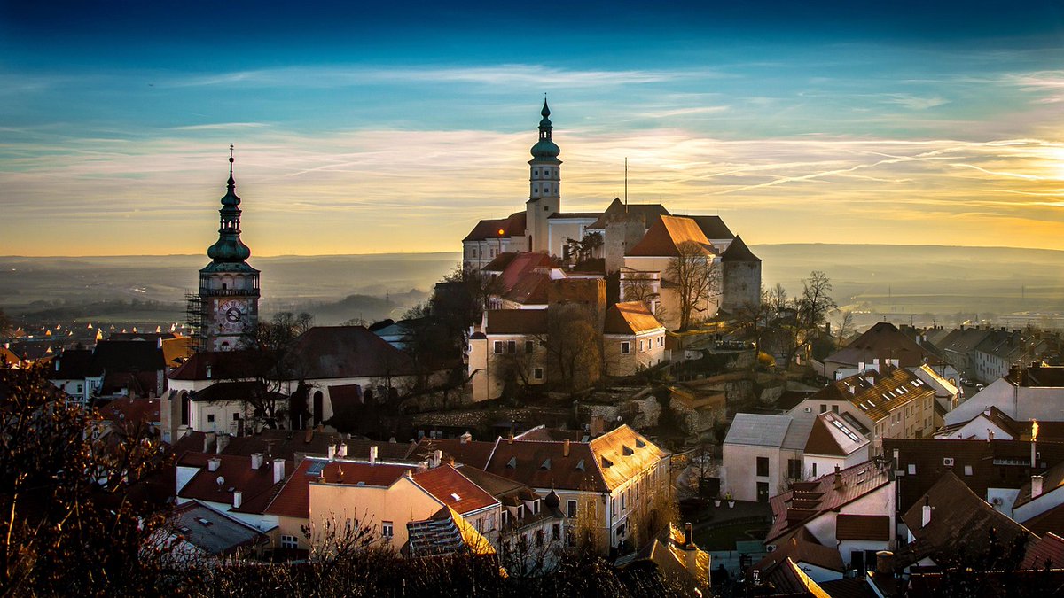 Krásné léto všem majitelům domů! Užijte si slunečné dny a ve volném čase si nezapomeňte přečíst nové číslo našeho časopisu Střecha. 📖
 👉 bit.ly/3FAqhD7
