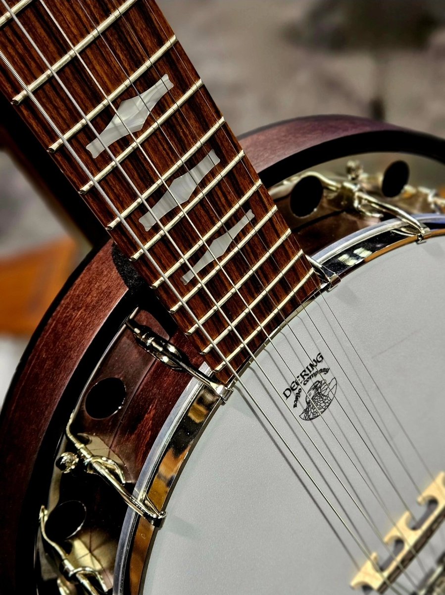 The Pau Ferro fingerboard on our New Artisan Six-R Banjo deserves a close-up! 🌟See more and what stores have one in stock at the link in our profile!deeringbanjos.com/products/artis…